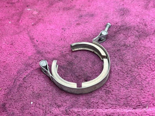 Obejma of an exhaust Volkswagen PASSAT B8 3Q0253725A original