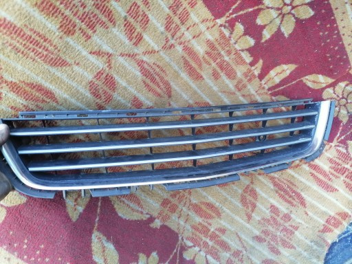 13238553 - ЦЕНТРАЛЬНА РЕШІТКА БАМПЕРА ПЕРЕДНЯ OPEL ASTRA III LIFT