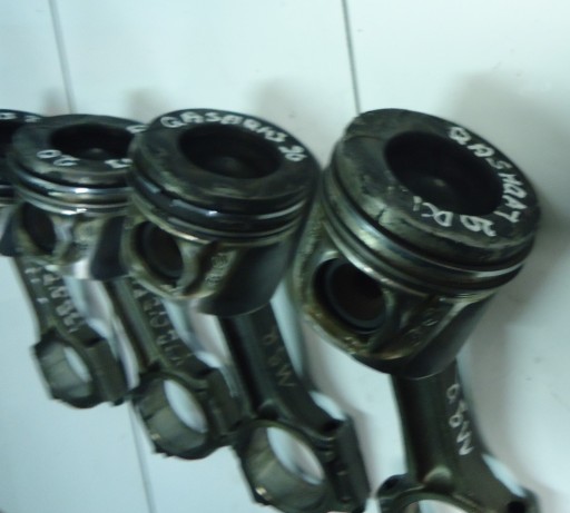 NISSAN QASHQAI RENAULT TRAFIC LAGUNA III 2.0DCI M9R piston pistons connecting rod