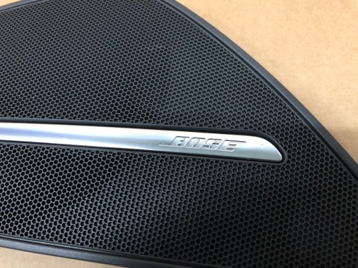 AUDI A8 4HD4 mřížka BOSE pravá záď 4H0868452A