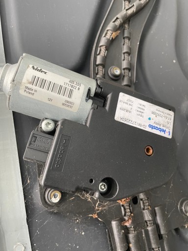 1722063 - BMW F01 F02 двигатель люка управления