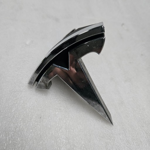 ЭМБЛЕМА TESLA НА ЗАДНЕЙ ДВЕРИ X 1047884-00-D