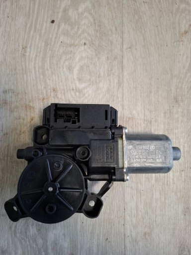 Электродвигатель стеклоподъёмника правый polo 6r 6r0959802ed