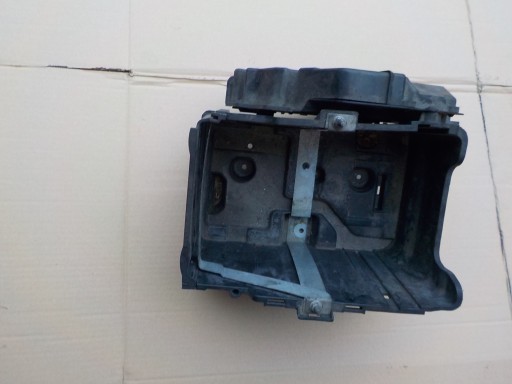 držák akumulátoru ford fiesta mk7 1,6 tdci 8V21-10723-BC