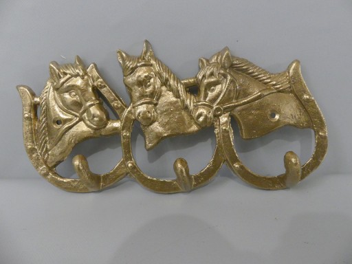 Zlatý liatinový záves s tromi koňmi podkovy