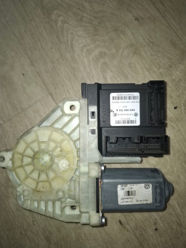 Моторчик лівого склопідйомника vw 5k0959701e