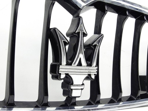 grille of a bumper grill front front below PDC LOGO MASERATI GHIBLI III M157