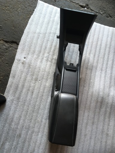 35 VOLVO V40 II підлокітник тунель