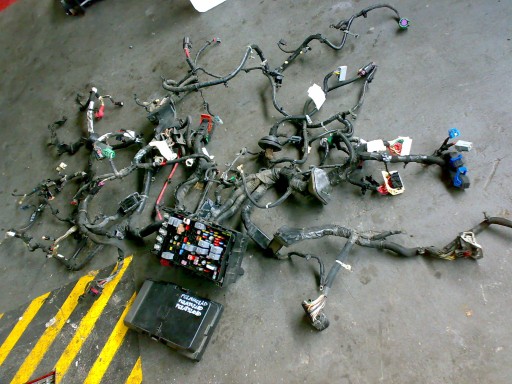 P68190408AD P68143721AD - Jeep cherokee class v 2014 — блок предохранителей 3.2. установка проводки коробки