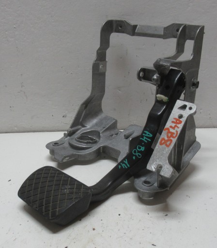 AUDI A4 B8 FL 2.0 TFSI 14R PEDAL Frein Support 8K1721117