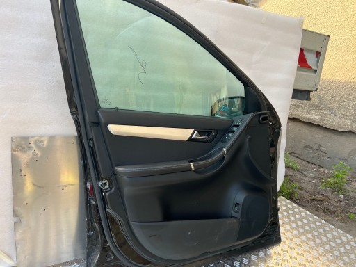 Передні двері відповідають класу r класу w251