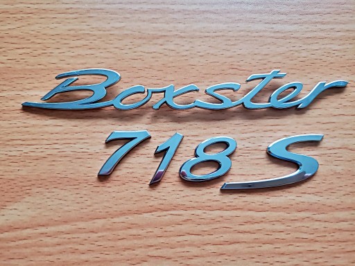 982853675B - Porsche Boxster (982) Емблема Напис Boxster 718 S