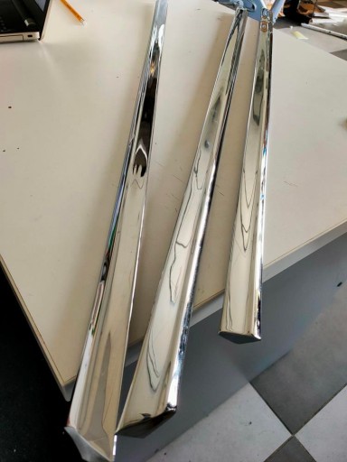 Хромированная планка под боковым стеклом Mercedes R107