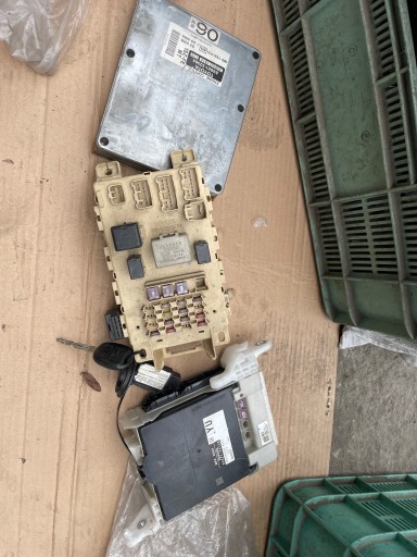 Toyota yaris и полный стартовый комплект 89661-52064