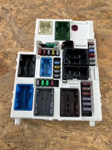 Блок предохранителей peugeot 308 iii t10 9841490480