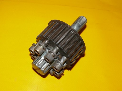 057105263 - Шестерня распредвала на вал AUDI A8 D2 3.3 TDI