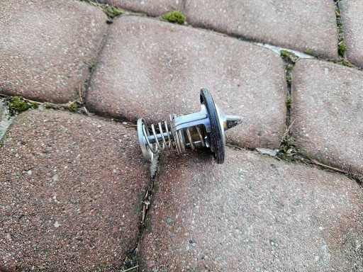 termostat 1.0i VVTI 1KR 2022r Toyota Aygo X