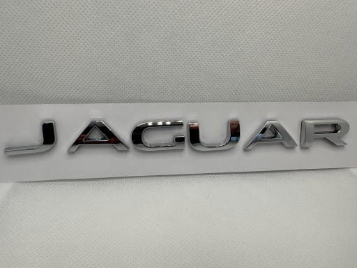 ЭМБЛЕМА, ЛОГОТИП, СЕРЕБРЯНАЯ НАДПИСЬ JAGUAR – ВЫСОКИЙ ГЛЯНЦЕВЫЙ