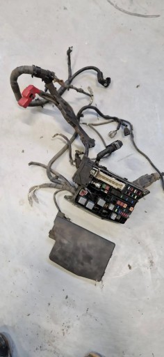 82111-0FM90 - Корпус запобіжника коробка запобіжників toyota verso