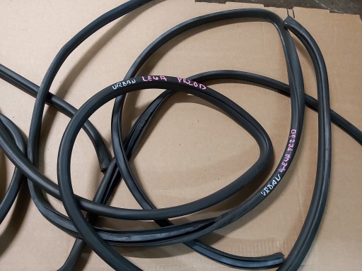 Toyota Urban Cruiser прокладка двери левая передняя