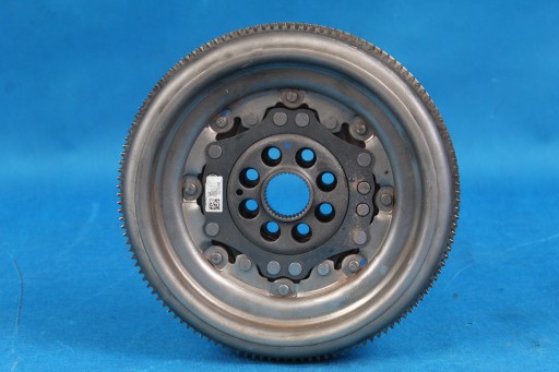 04L105266D - VW PASSAT B8 ДВУХМАССОВОЕ колесо 2.0 TDI 17R