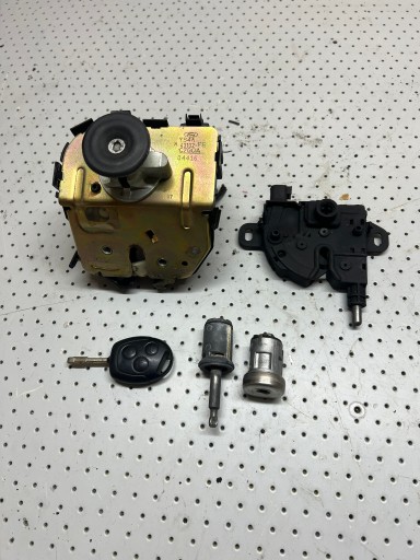 YS4A43102 - ЗАМОК КАПОТА ЗАМОК ЗАЖИГАНИЯ БАГАЖНИКА FORD FOCUS И MK1 HB 98-05