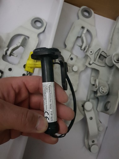 737363hs - Петлі капота BMW F10 A300 A90 B90 патрони піротехніка