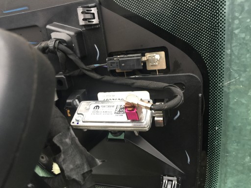 04672800AB - Джип гранд чероки wl wagoneer 22 камера переднего окна