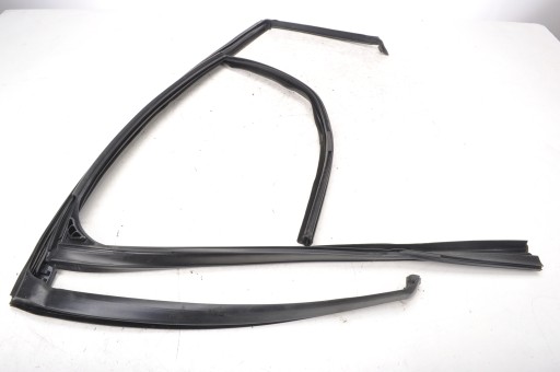 BMW X4 F26 уплотнитель двери правый задний