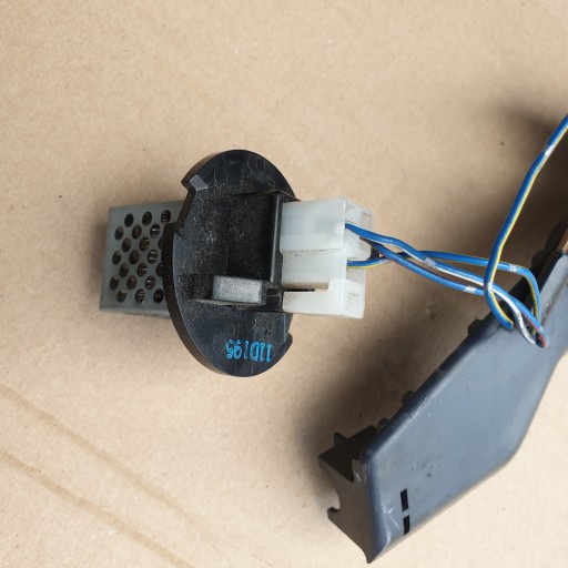 РЕЗИСТОР ВОЗДУХОДУВКИ DAIHATSU CUORE V 11D195