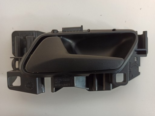 РУЧКА ДВЕРЕЙ ЛІВА ПЕРЕДНЯ BERLINGO 9819743977