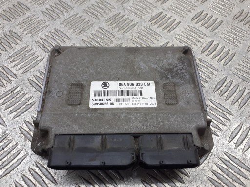 Контроллер компьютера двигателя skoda octavia i 1.6 8v 06a906033dm
