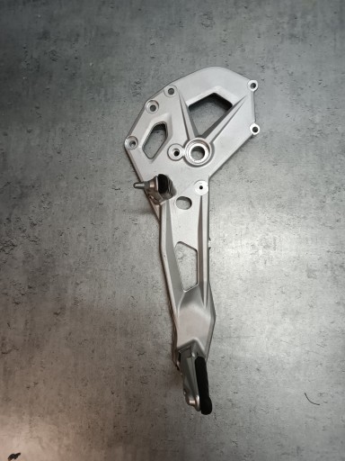 8404013 - BMW F 900R 2022R КРОНШТЕЙН ПОДНОЖКИ Л