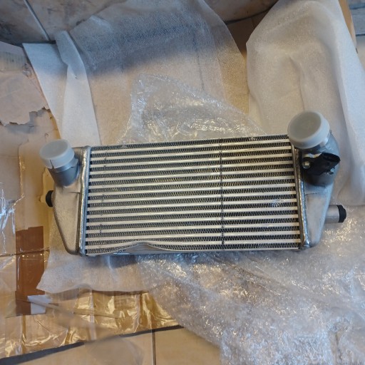 28190-4X900 - РАДІАТОР ІНТЕРКУЛЕРА KIA CARNIVAL III 2.9 OE