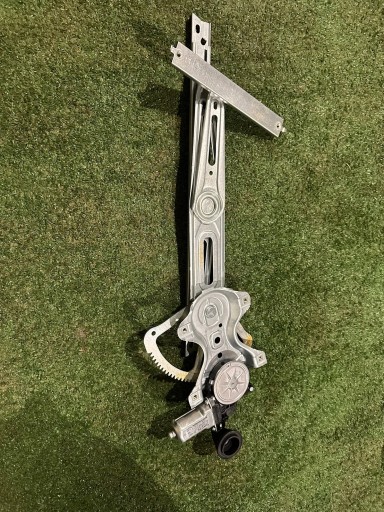 Новый электродвигатель подъема заднего стекла toyota camry 85710-06090