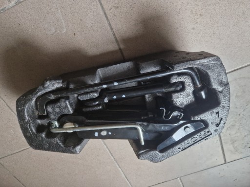 ДОМКРАТ КЛЮЧ БУКСИРУЮЧИЙ ЗАМОК TOYOTA AYGO C1 107