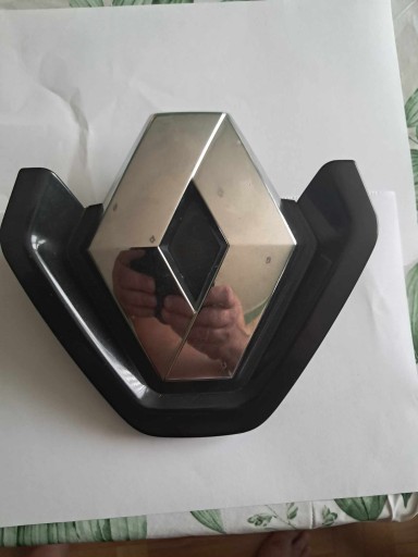 Renault Megane III основание с логотипом на капоте 628950001R NV676