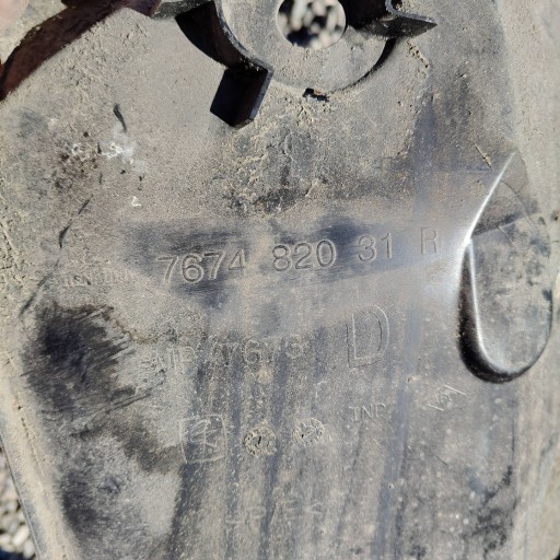 Dacia Sandero II 2018 rear part side right mudguard rear.