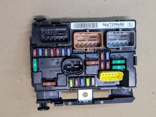 fuse box PRZEKAZNIKOW PEUGEOT 207 CITROEN C3 9667199680 OE