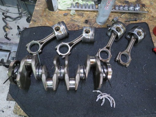 Коленвал с поршнями 2.0 tdi 03g105212c