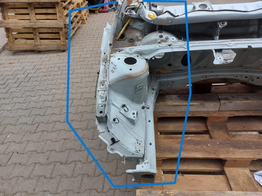 VOLVO XC40 LIFT quarter front right