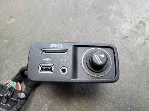 adapter PORT USB AUX ZAPALNICZKA 68139536AC JEEP CHEROKEE V KL 2.0 CRD MTJ