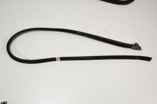 Прокладка лівого скла Mercedes W140 CL C140