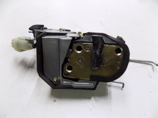 8513frgvgg2040da2a - TOYOTA RAV4 II Lift 3D замок багажника