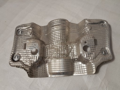 AUDI Q8 4M Blende Abdeckung TERMICZNA des Auspuffs 4M0521443D