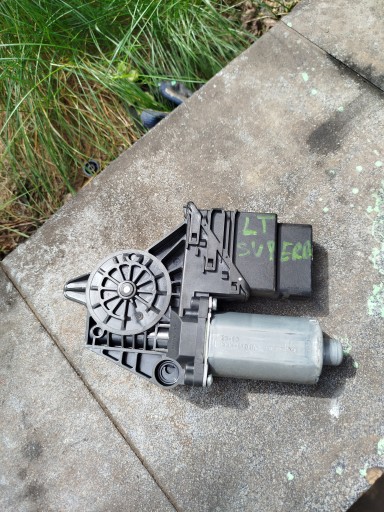 Моторчик лівого заднього скла skoda superb 1 105406-301