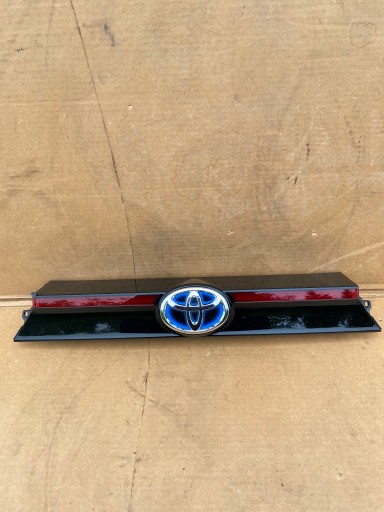 76801-0D760 - TOYOTA YARIS CROSS 21- BLENDA СМУЖКА НА КРИШЦІ БАГАЖНИКА ЗАДНЯ ЕМБЛЕМА