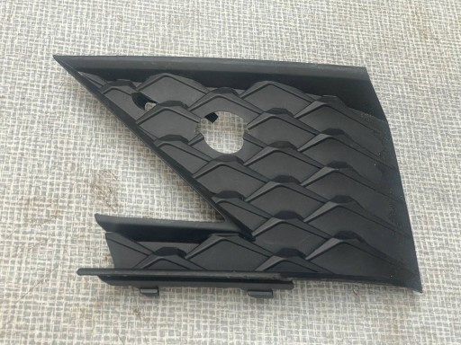 lower grid of a bumper of the front front SKODA SCALA 657807681B @M