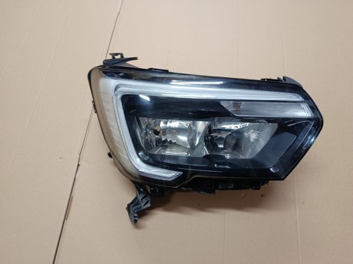 260105567R - Права передня фара master iv original europe