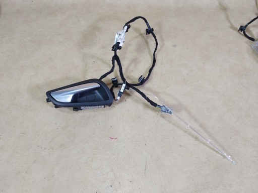 AM5113D775AA - FOCUS MK3 ПІДСВІЧУВАННЯ РУЧКИ ЯЩИКА РУКАВИЧКИ ПЕРЕДНЯ ПРАВА